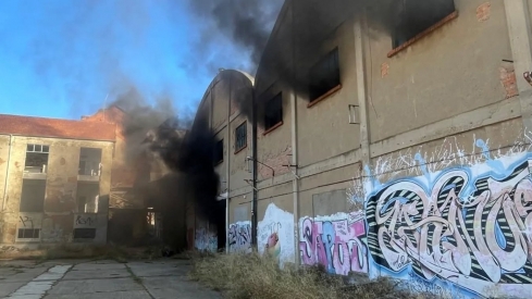 Sofocado un incendio en la antigua azucarera de Veguellina de Órbigo (León)