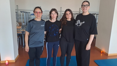Las fisioterapeutas de la Gasbi, Ana Martínez y Yolanda Escribano, junto a las alumnas de la ULE Lucía Mansilla y Carmen Montero