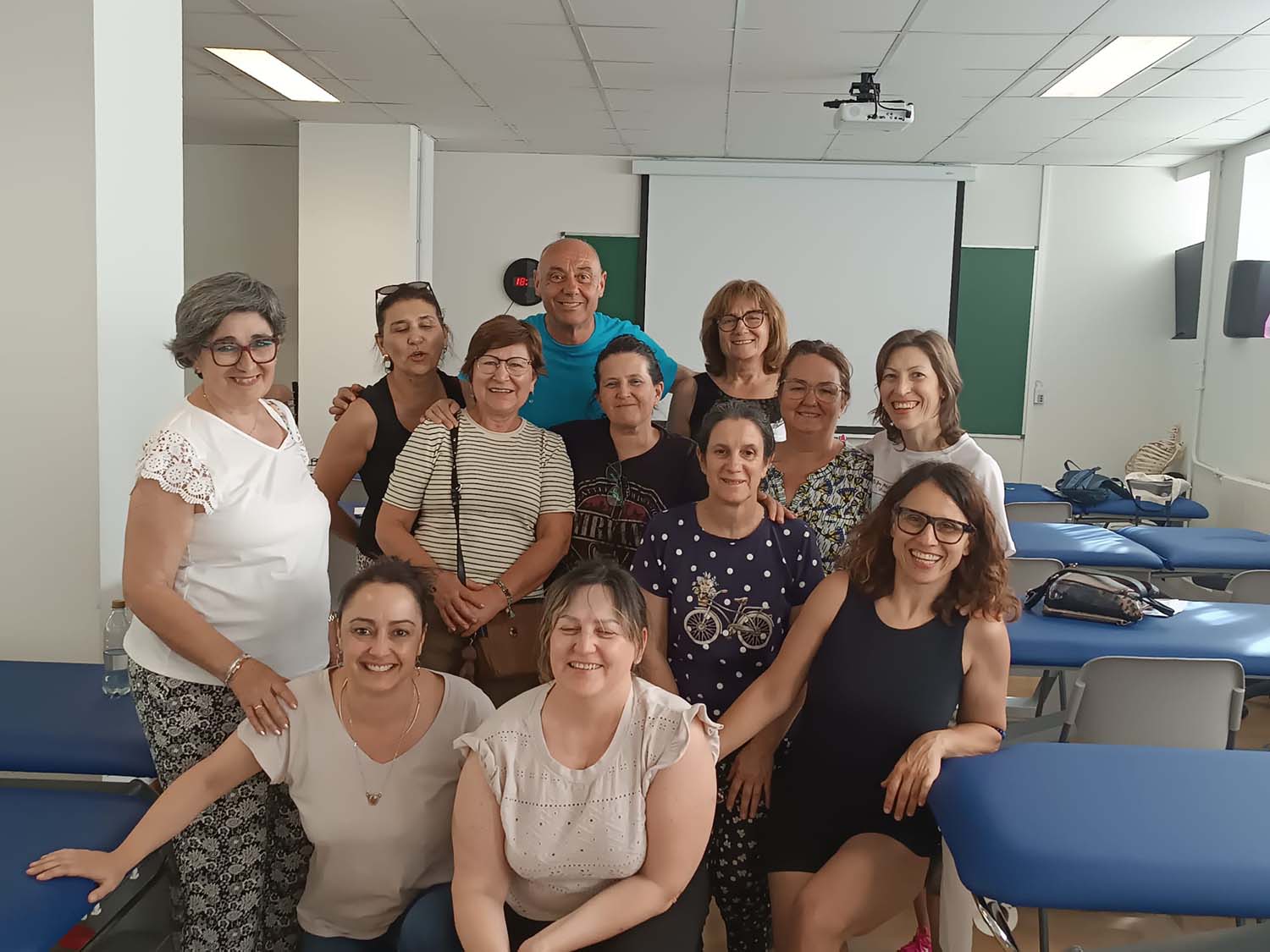 Las fisioterapeutas de la Gasbi Yolanda Escribano y Ana Martínez junto con el primer grupo del taller.