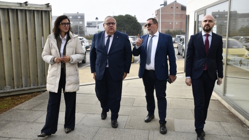 César Sánchez / ICAL. La concejala de Fomento, Lidia Coca, el consejero de Sanidad, Alejandro Vázquez Ramos y el gerente del Hospital del Bierzo, Juan Ortíz-Saracho