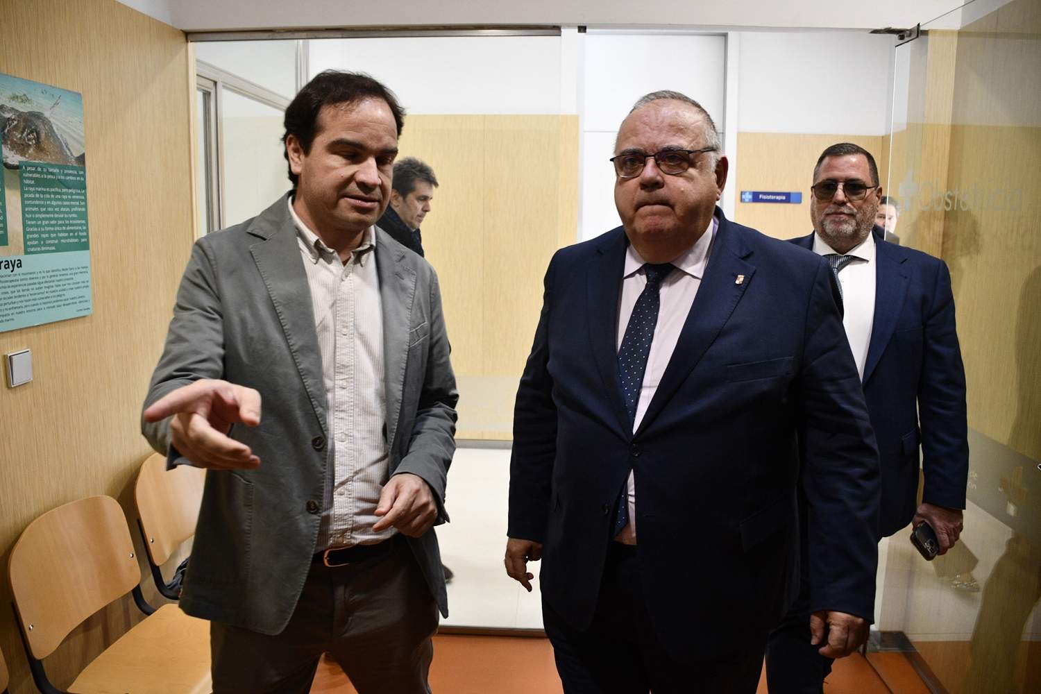 El consejero de Sanidad, Alejandro Vázquez Ramos, durante su visita la Unidad de Afrontamiento Activo del Dolor Crónico en Ponferrada, junto al coordinador de la Unidades de Dolor, Federico Montero.