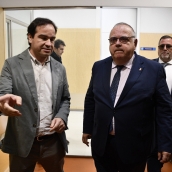 El consejero de Sanidad, Alejandro Vázquez Ramos, durante su visita la Unidad de Afrontamiento Activo del Dolor Crónico en Ponferrada, junto al coordinador de la Unidades de Dolor, Federico Montero.