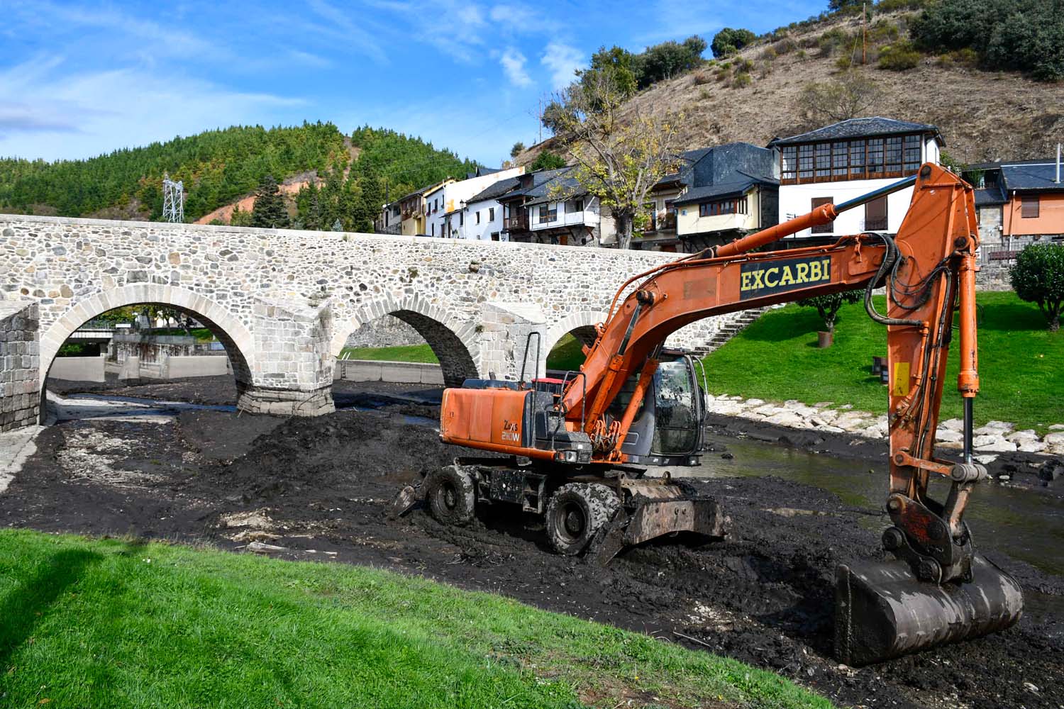 Retirada del lodo del río Meruelo en Molinaseca Retirada del lodo del río Meruelo en Molinaseca