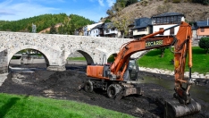 Retirada del lodo del río Meruelo en Molinaseca Retirada del lodo del río Meruelo en Molinaseca