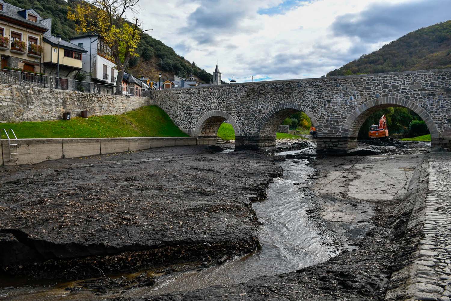 Retirada del lodo del río Meruelo en Molinaseca (9) Retirada del lodo del río Meruelo en Molinaseca (9)