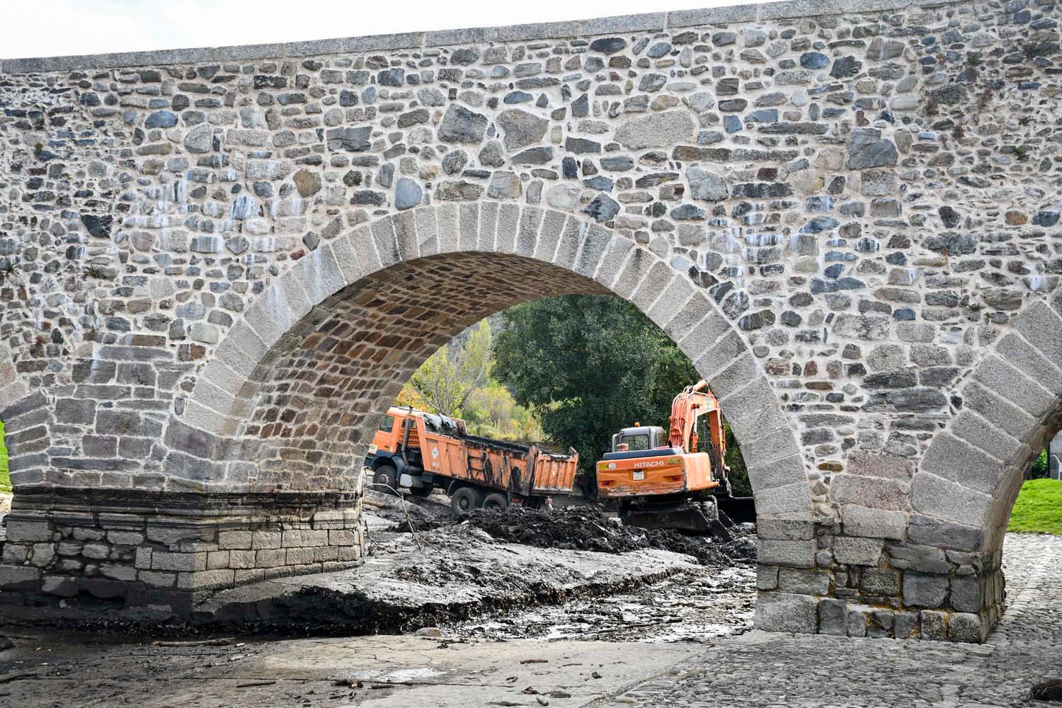 Retirada del lodo del río Meruelo en Molinaseca (8) Retirada del lodo del río Meruelo en Molinaseca (8)