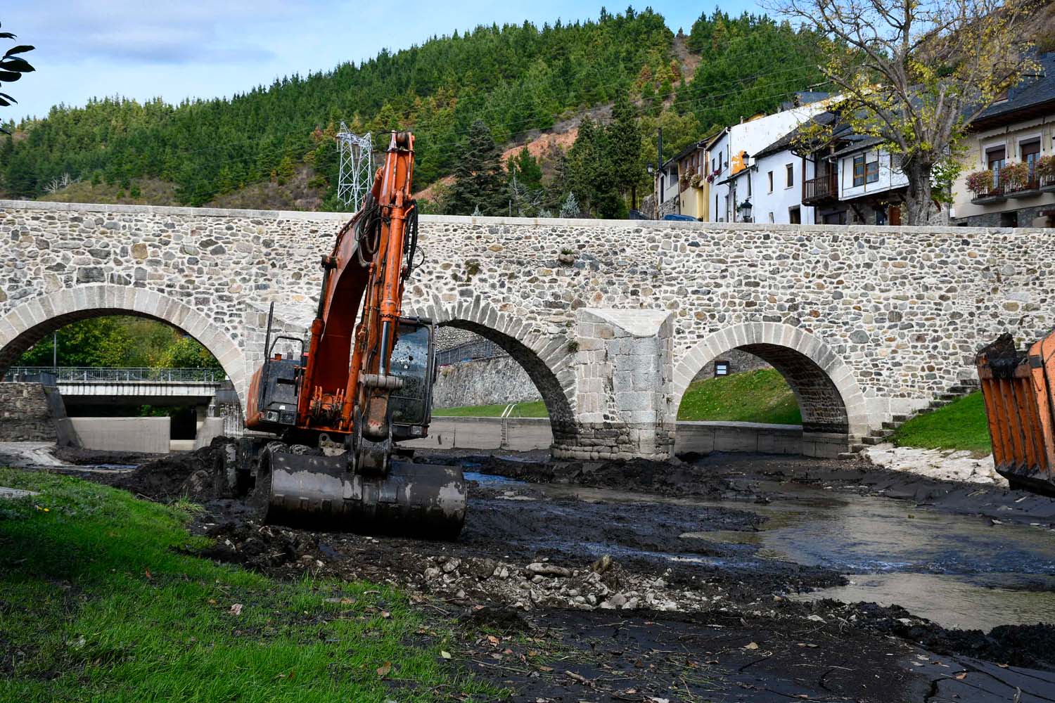 Retirada del lodo del río Meruelo en Molinaseca (7) Retirada del lodo del río Meruelo en Molinaseca (7)