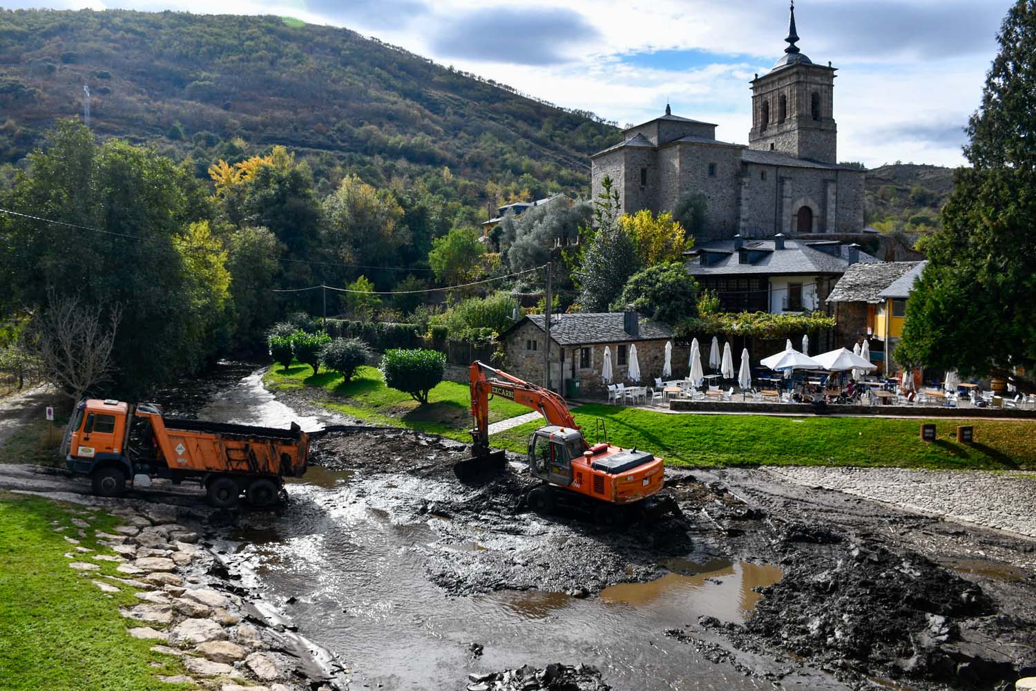 Retirada del lodo del río Meruelo en Molinaseca (5) Retirada del lodo del río Meruelo en Molinaseca (5)