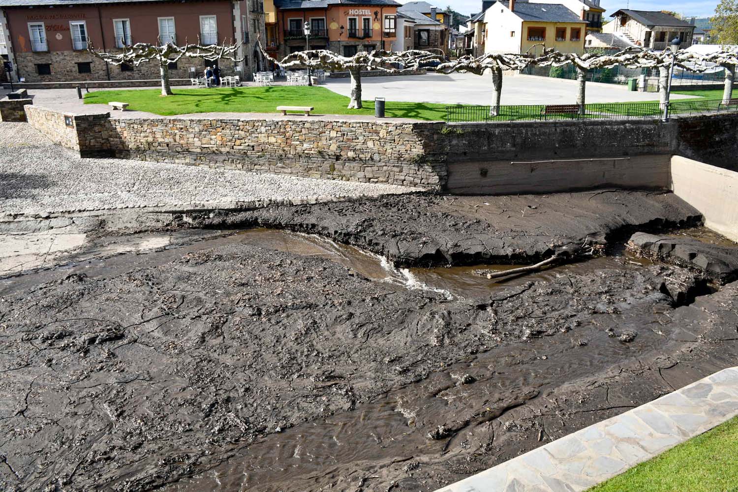 Retirada del lodo del río Meruelo en Molinaseca (4) Retirada del lodo del río Meruelo en Molinaseca (4)