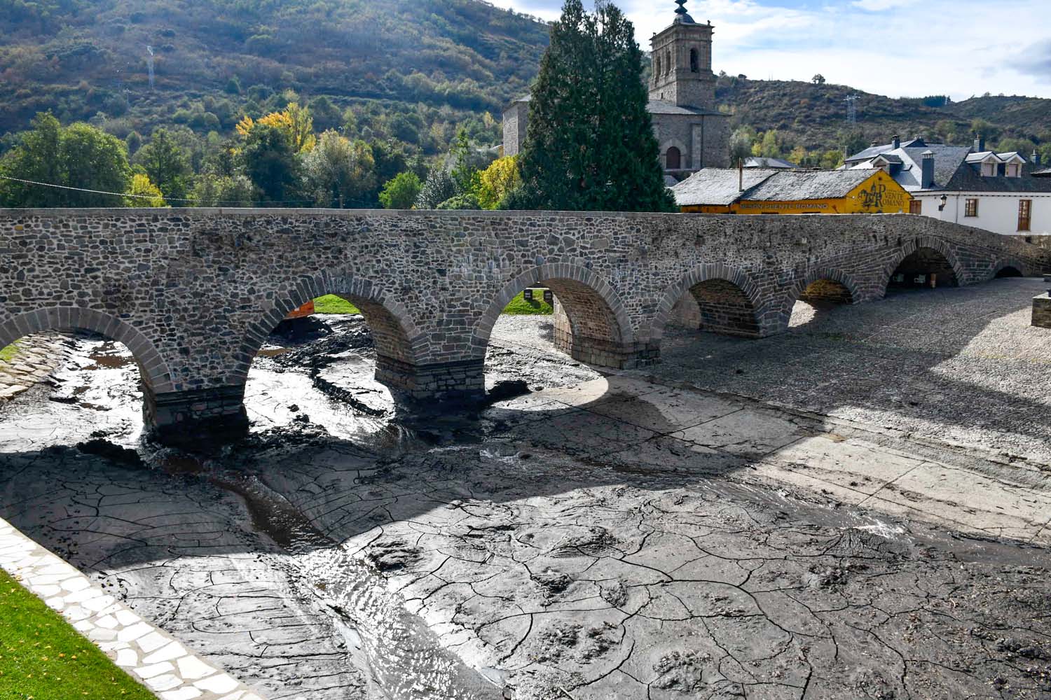 Retirada del lodo del río Meruelo en Molinaseca (3) Retirada del lodo del río Meruelo en Molinaseca (3)