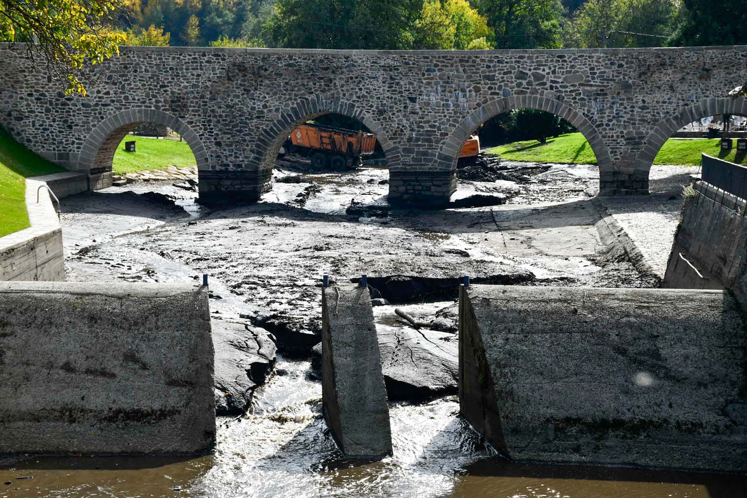 Retirada del lodo del río Meruelo en Molinaseca (2) Retirada del lodo del río Meruelo en Molinaseca (2)