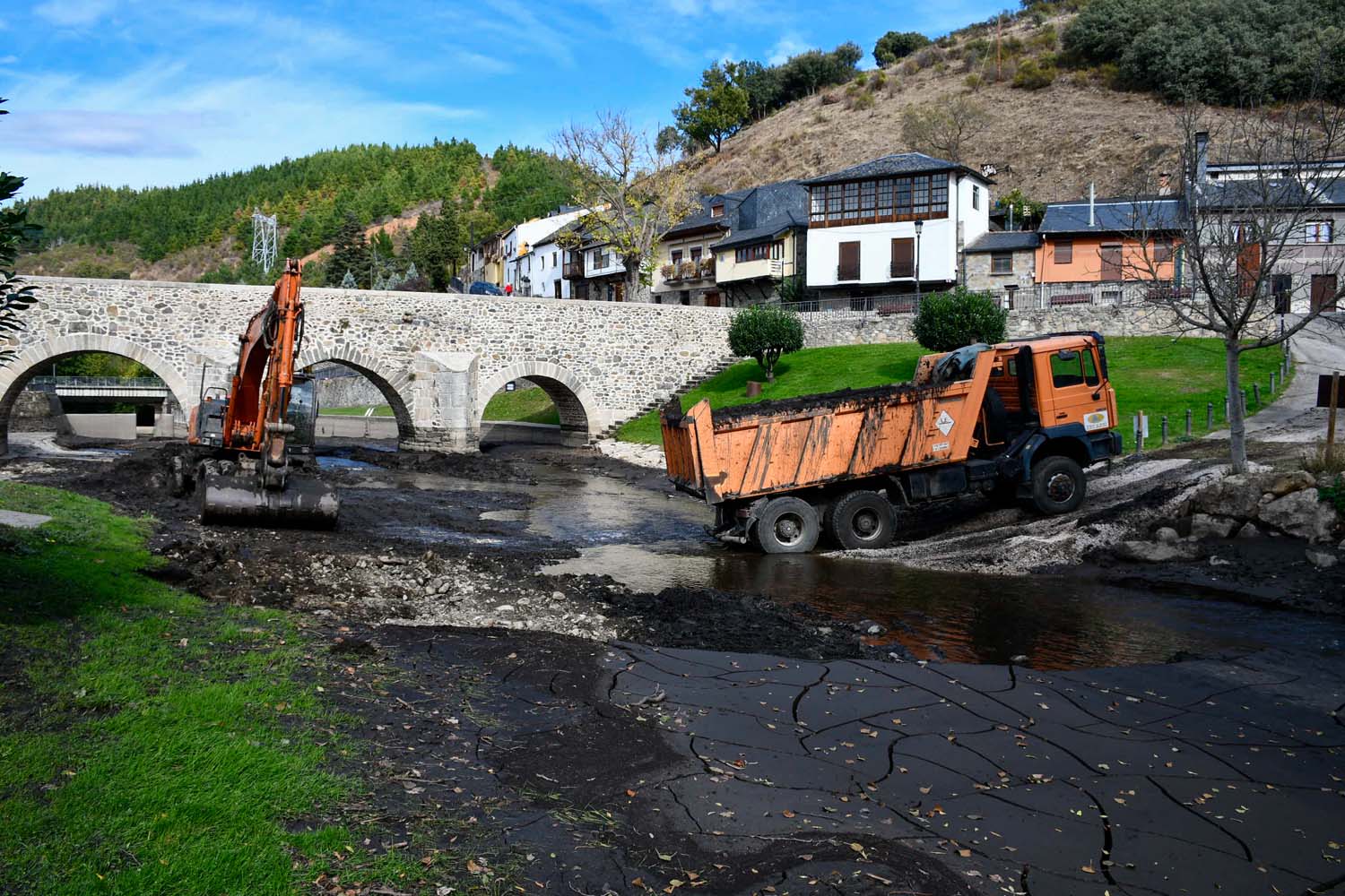 Retirada del lodo del río Meruelo en Molinaseca (15) Retirada del lodo del río Meruelo en Molinaseca (15)