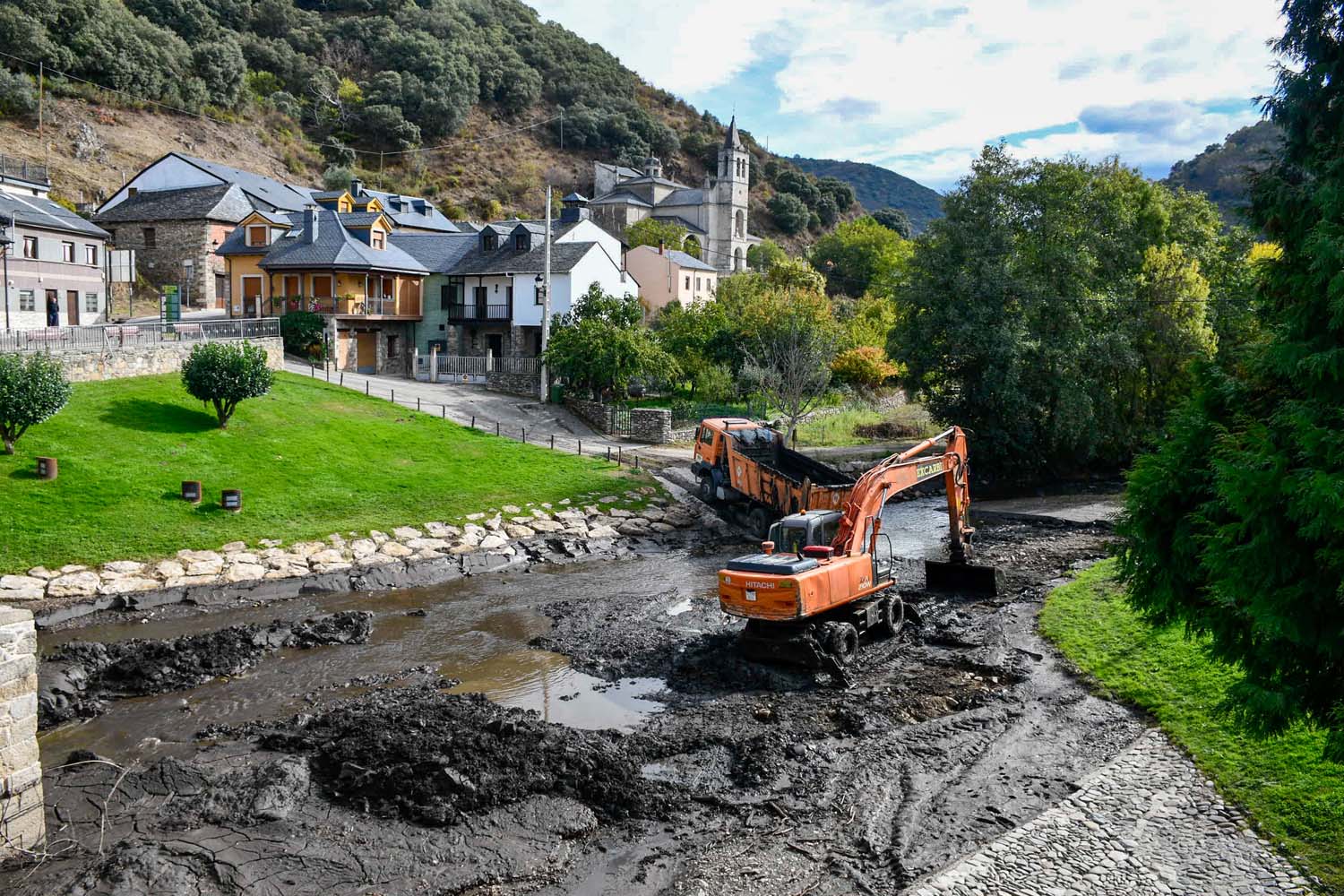 Retirada del lodo del río Meruelo en Molinaseca (14) Retirada del lodo del río Meruelo en Molinaseca (14)