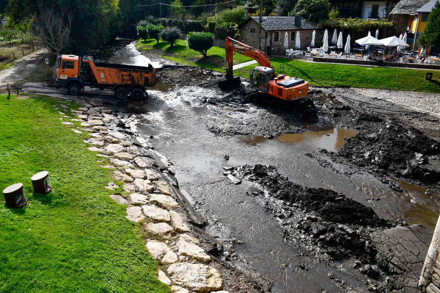 Retirada del lodo del río Meruelo en Molinaseca (13) Retirada del lodo del río Meruelo en Molinaseca (13)