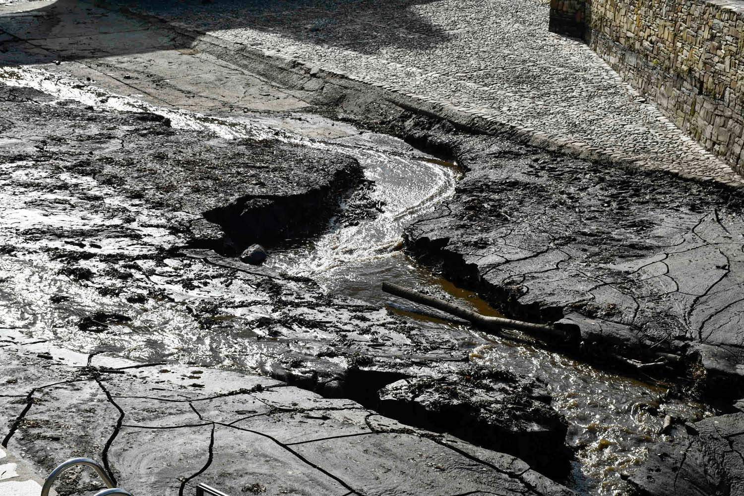 Retirada del lodo del río Meruelo en Molinaseca (12) Retirada del lodo del río Meruelo en Molinaseca (12)