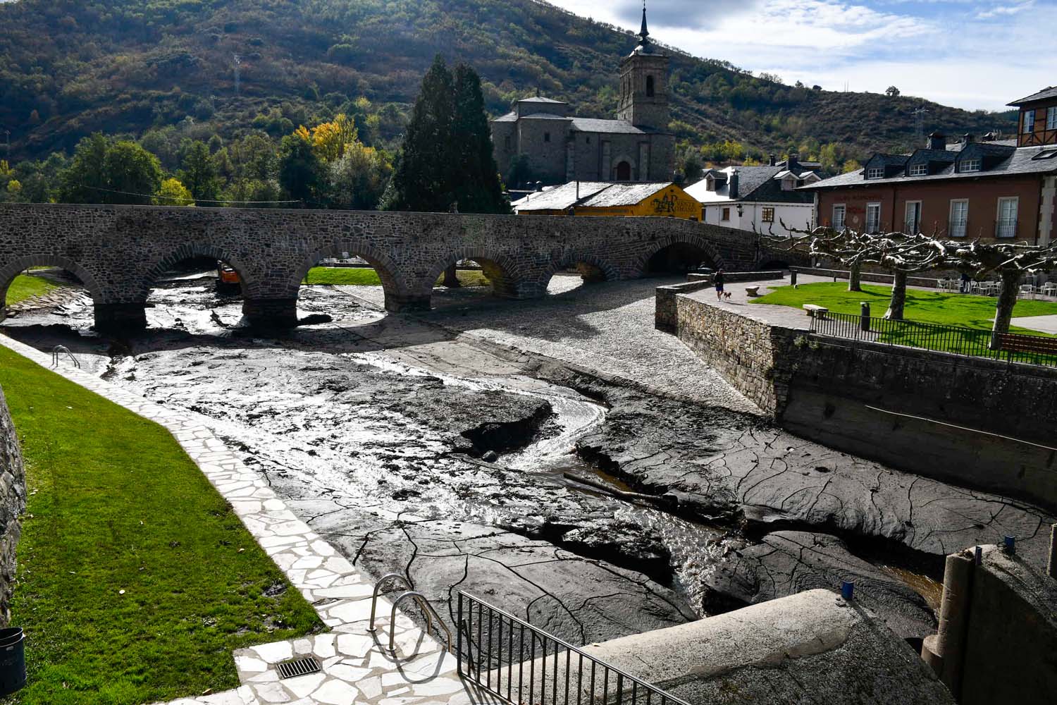 Retirada del lodo del río Meruelo en Molinaseca (11) Retirada del lodo del río Meruelo en Molinaseca (11)