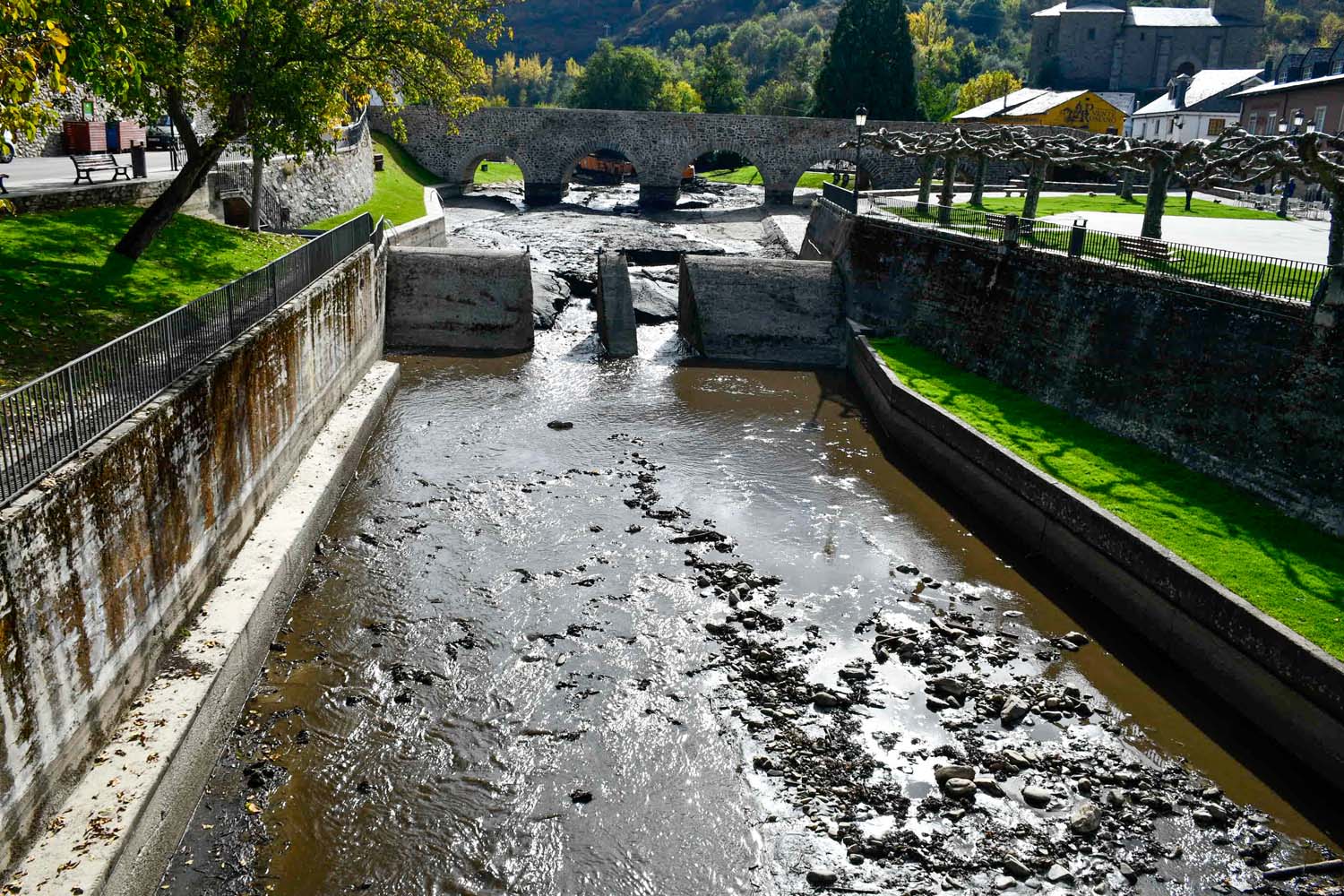 Retirada del lodo del río Meruelo en Molinaseca (10) Retirada del lodo del río Meruelo en Molinaseca (10)