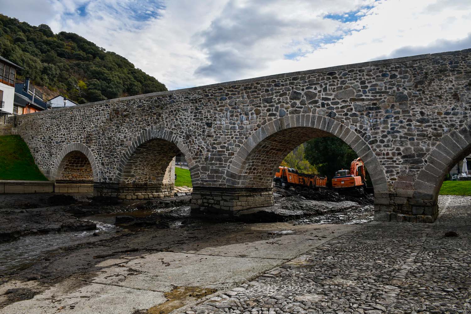 Retirada del lodo del río Meruelo en Molinaseca (1) Retirada del lodo del río Meruelo en Molinaseca (1)