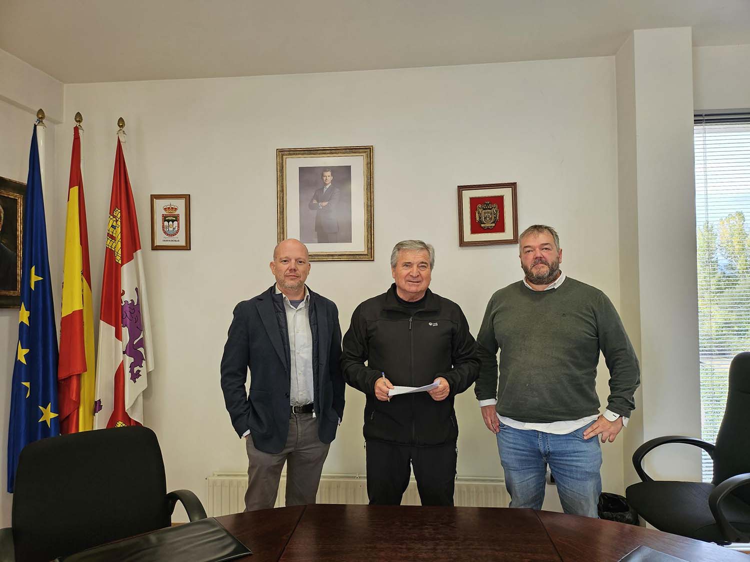 Pablo Linares, director de Alimentos de Calidad del Bierzo, Raúl Valcarce Díez, alcalde de Carracedelo, y Pablo Sabín Galán, director gerente de Cesefor Pablo Linares, director de Alimentos de Calidad del Bierzo, Raúl Valcarce Díez, alcalde de Carracedelo, y Pablo Sabín Galán, director gerente de Cesefor