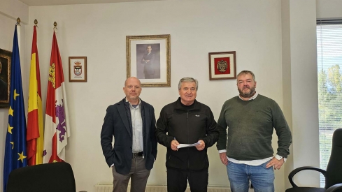 Pablo Linares, director de Alimentos de Calidad del Bierzo, Raúl Valcarce Díez, alcalde de Carracedelo, y Pablo Sabín Galán, director gerente de Cesefor