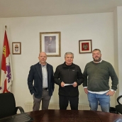 Pablo Linares, director de Alimentos de Calidad del Bierzo, Raúl Valcarce Díez, alcalde de Carracedelo, y Pablo Sabín Galán, director gerente de Cesefor