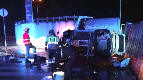 Trasladada al Hospital del Bierzo tras chocar contra un muro en la avenida Milán de Ponferrada. Foto: SPEIS Ponferrada