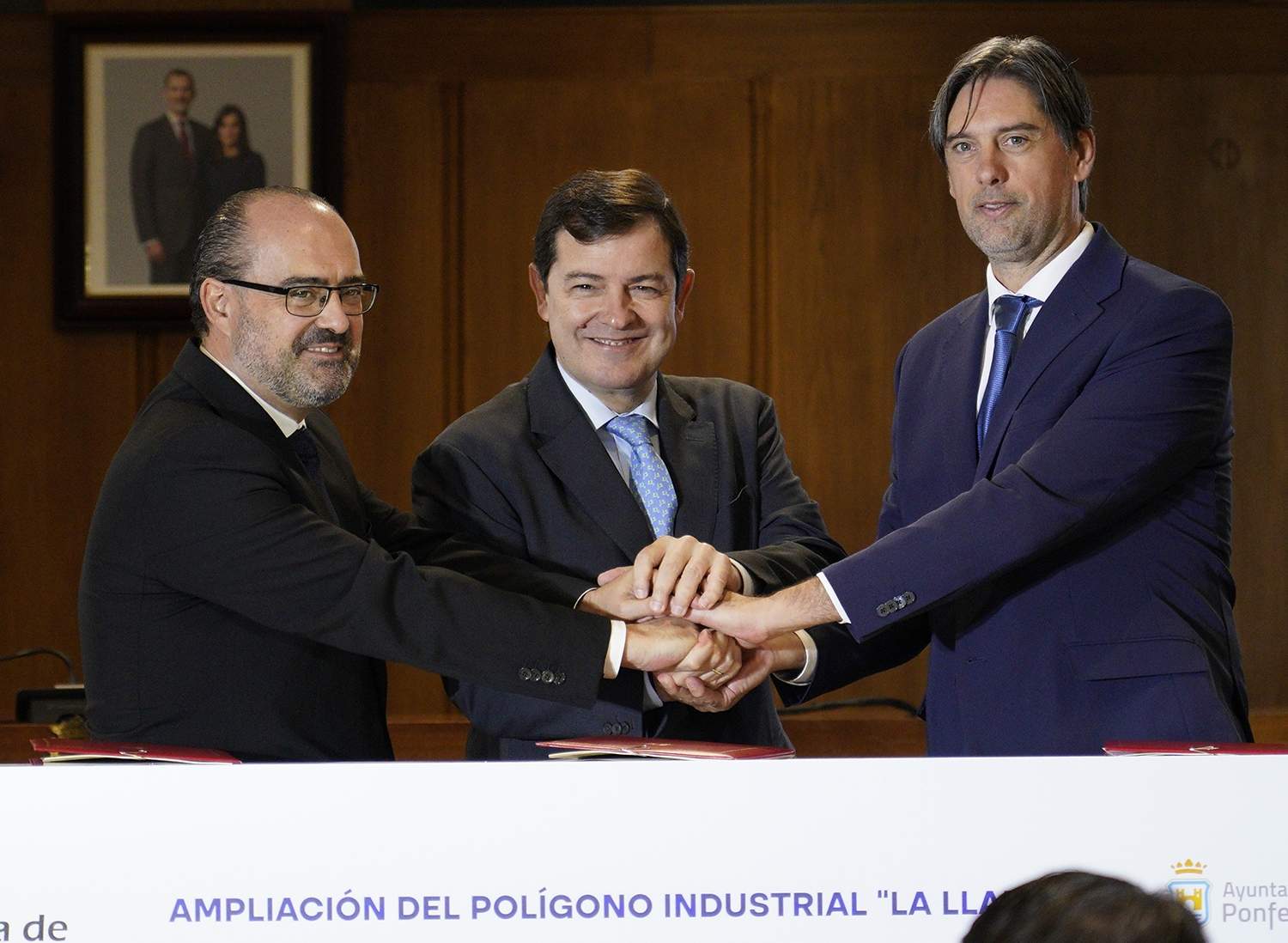 César Sánchez / ICAL . El presidente de la Junta de Castilla y León, Alfonso Fernández Mañueco (C), junto a los alcaldes de Ponferrada, Marco Morala (I), y Congosto, Jorge García (D), durante la firma del protocolo para la ampliación del Polígono Industrial La Llanada