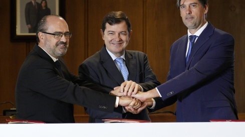 César Sánchez / ICAL . El presidente de la Junta de Castilla y León, Alfonso Fernández Mañueco (C), junto a los alcaldes de Ponferrada, Marco Morala (I), y Congosto, Jorge García (D), durante la firma del protocolo para la ampliación del Polígono Industrial La Llanada