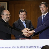 César Sánchez / ICAL . El presidente de la Junta de Castilla y León, Alfonso Fernández Mañueco (C), junto a los alcaldes de Ponferrada, Marco Morala (I), y Congosto, Jorge García (D), durante la firma del protocolo para la ampliación del Polígono Industrial La Llanada