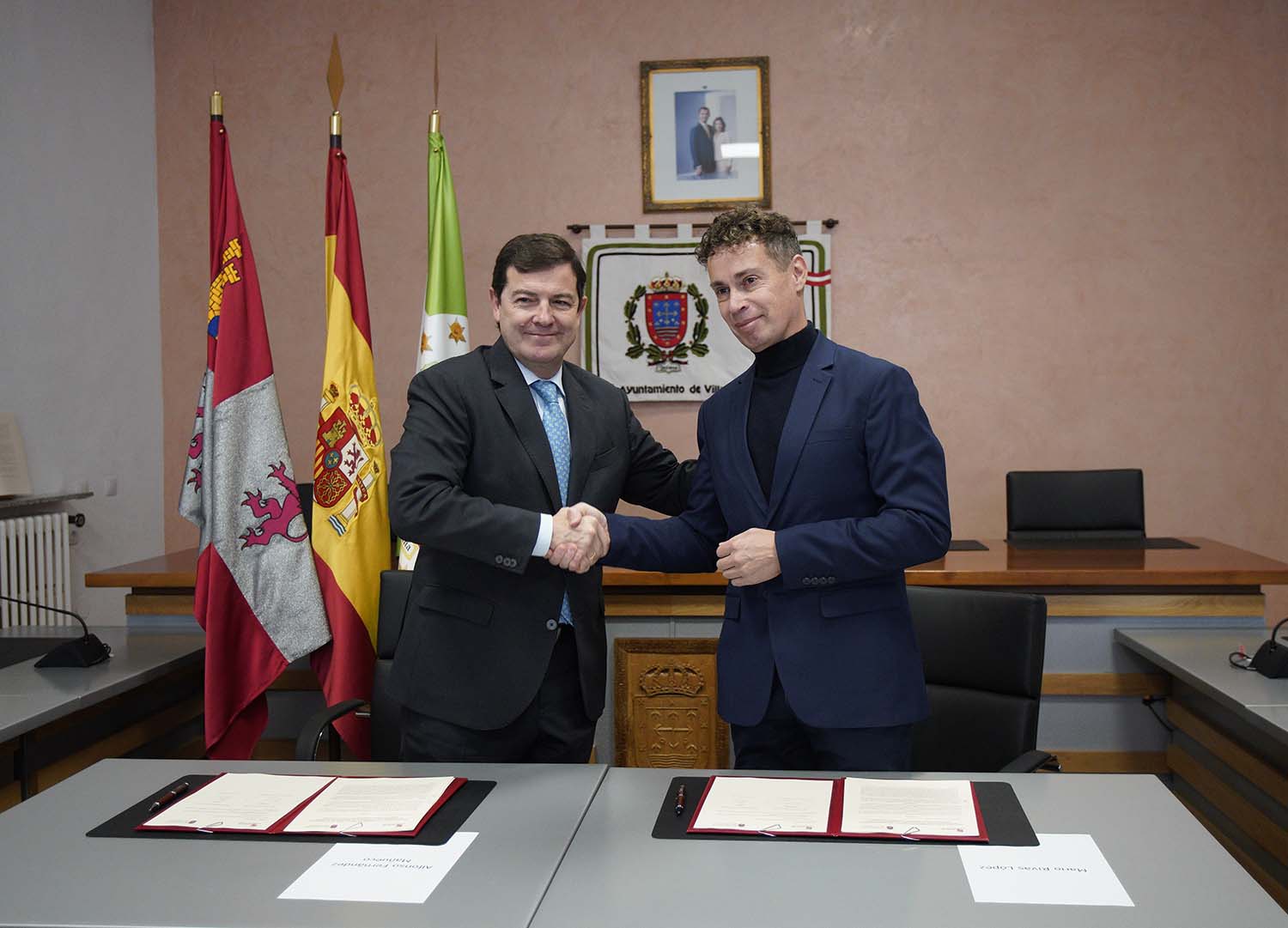 César Sánchez ICAL. El presidente de la Junta de Castilla y León, Alfonso Fernández Mañueco (I), junto al alcalde de Villablino, Mario Rivas (D), durante la firma del protocolo para un nuevo polígono (1)