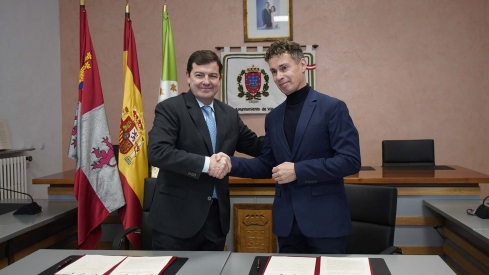 César Sánchez ICAL. El presidente de la Junta de Castilla y León, Alfonso Fernández Mañueco (I), junto al alcalde de Villablino, Mario Rivas (D), durante la firma del protocolo para un nuevo polígono 