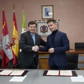 César Sánchez ICAL. El presidente de la Junta de Castilla y León, Alfonso Fernández Mañueco (I), junto al alcalde de Villablino, Mario Rivas (D), durante la firma del protocolo para un nuevo polígono 