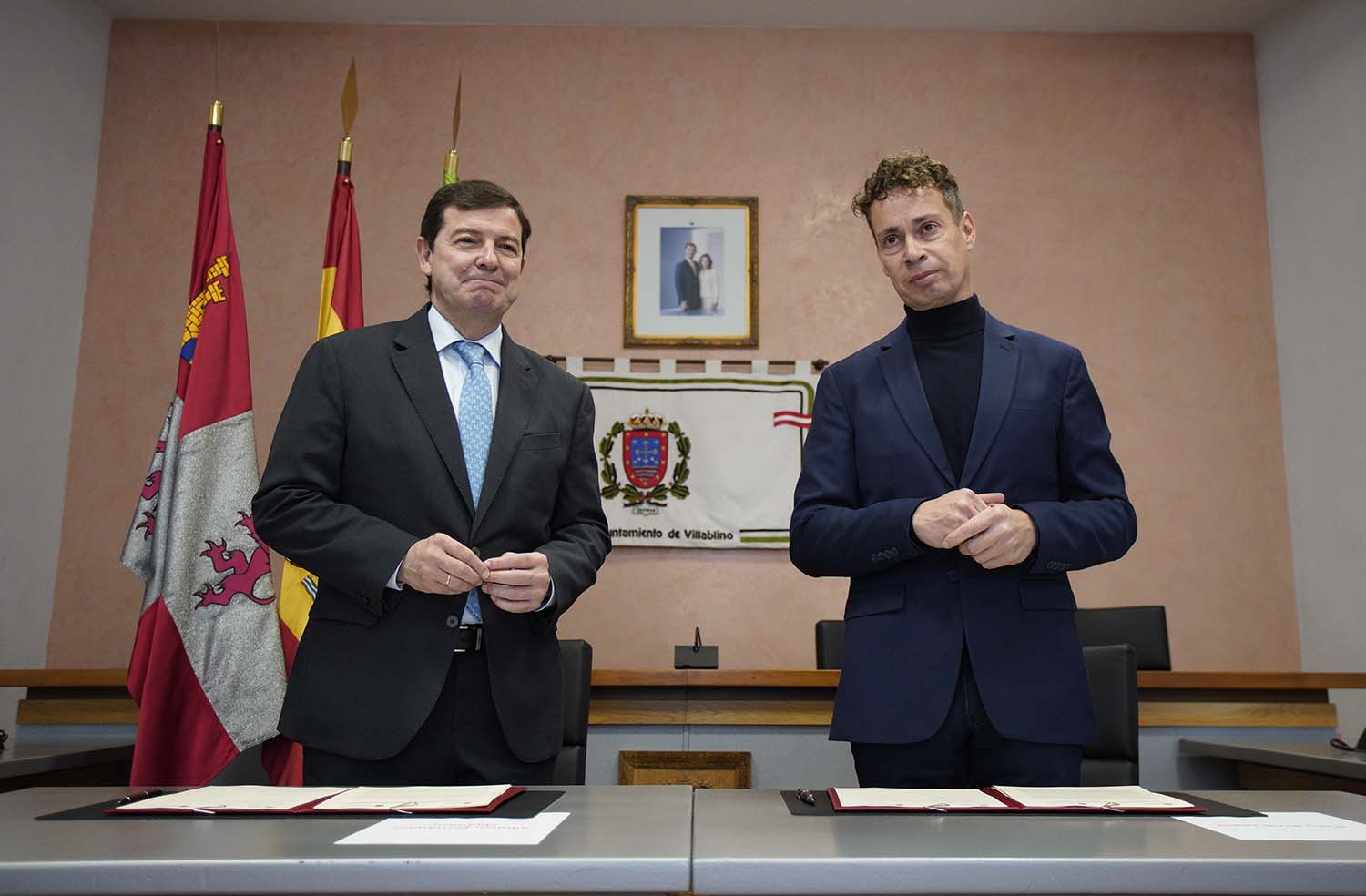 César Sánchez ICAL. El presidente de la Junta de Castilla y León, Alfonso Fernández Mañueco (I), junto al alcalde de Villablino, Mario Rivas (D), durante la firma del protocolo para un nuevo polígono (5)