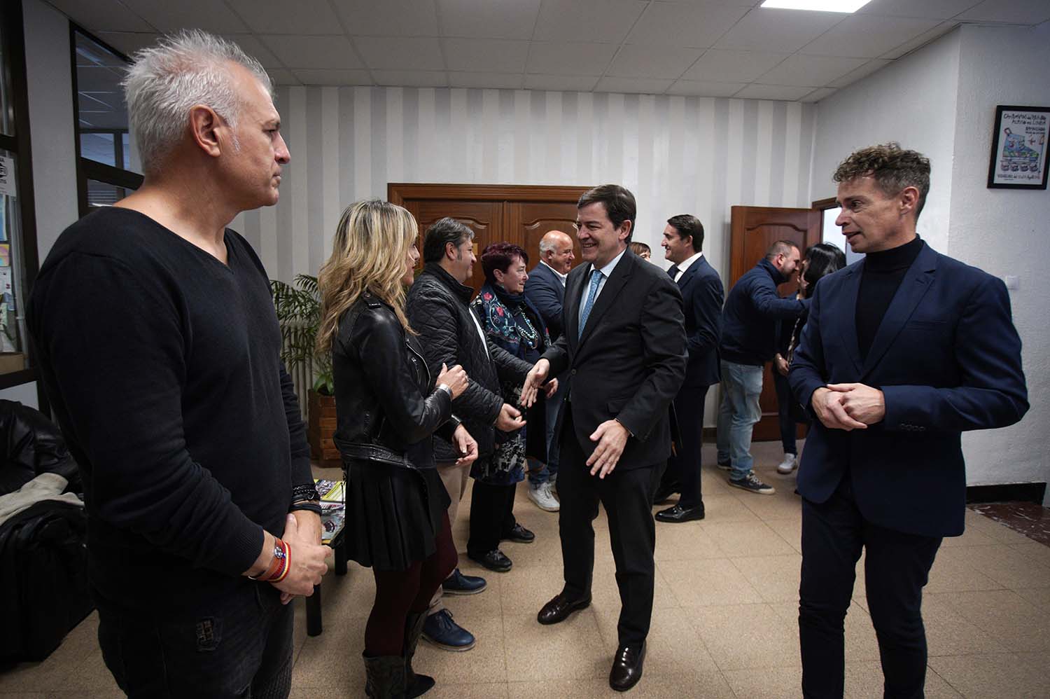 César Sánchez ICAL. El presidente de la Junta de Castilla y León, Alfonso Fernández Mañueco (I), junto al alcalde de Villablino, Mario Rivas (D), durante la firma del protocolo para un nuevo polígono (3)