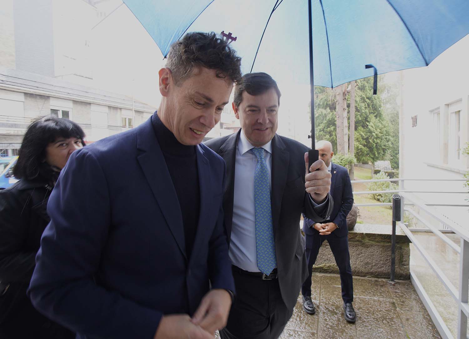 César Sánchez ICAL. El presidente de la Junta de Castilla y León, Alfonso Fernández Mañueco (I), junto al alcalde de Villablino, Mario Rivas (D), durante la firma del protocolo para un nuevo polígono (4)