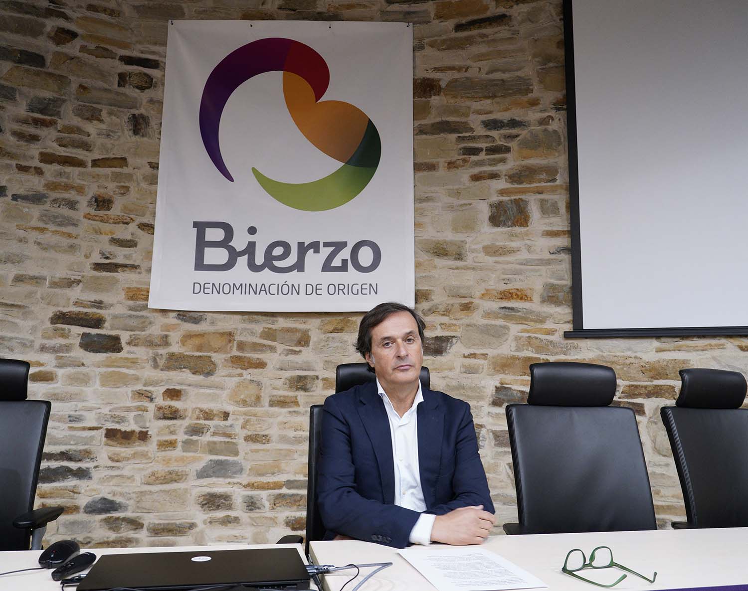 César Sánchez ICAL. El presidente del Consejo Regulador de la DO Bierzo, Adelino Pérez, durante la inauguración de la jornada ‘El Bierzo que viene’