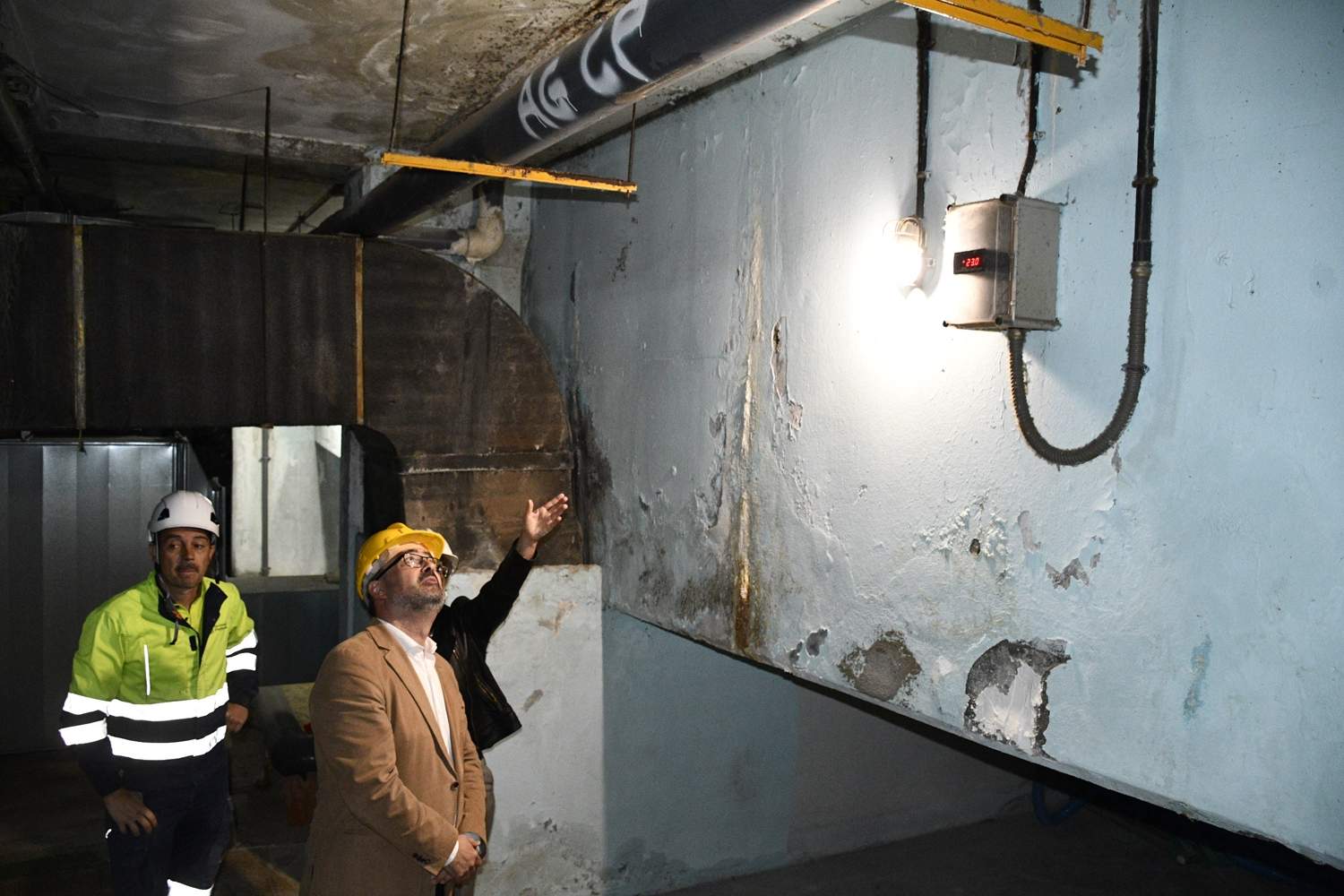 Estado de las piscinas Lydia Valentín. Visita del alcalde de Ponferrada, Marco Morala