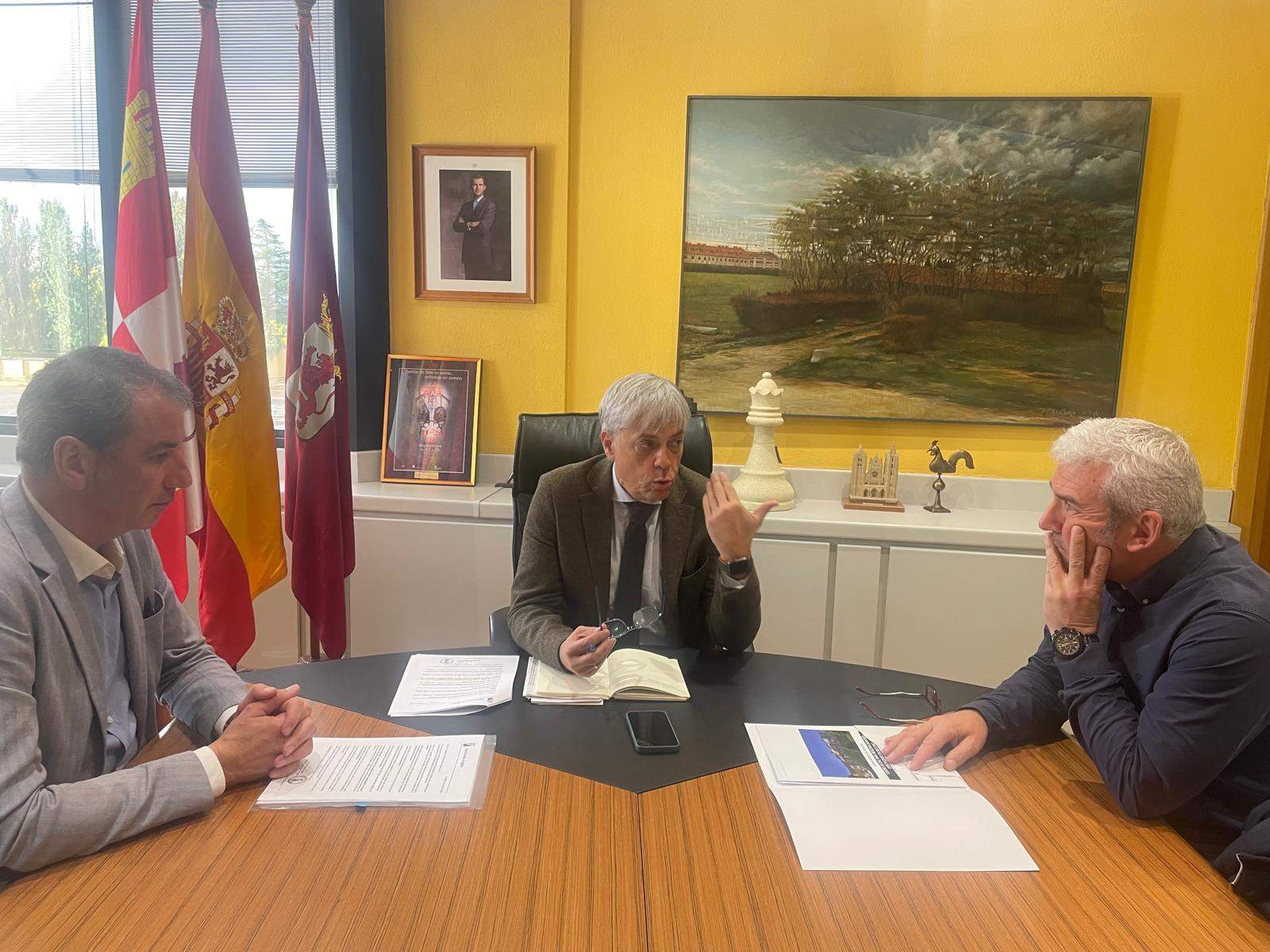 El delegado territorial de la Junta en León, Eduardo Diego, se ha reunido con el alcalde de Igüeña, Alider Presa