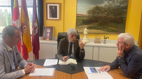 El delegado territorial de la Junta en León, Eduardo Diego, se ha reunido con el alcalde de Igüeña, Alider Presa