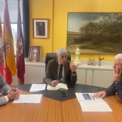 El delegado territorial de la Junta en León, Eduardo Diego, se ha reunido con el alcalde de Igüeña, Alider Presa