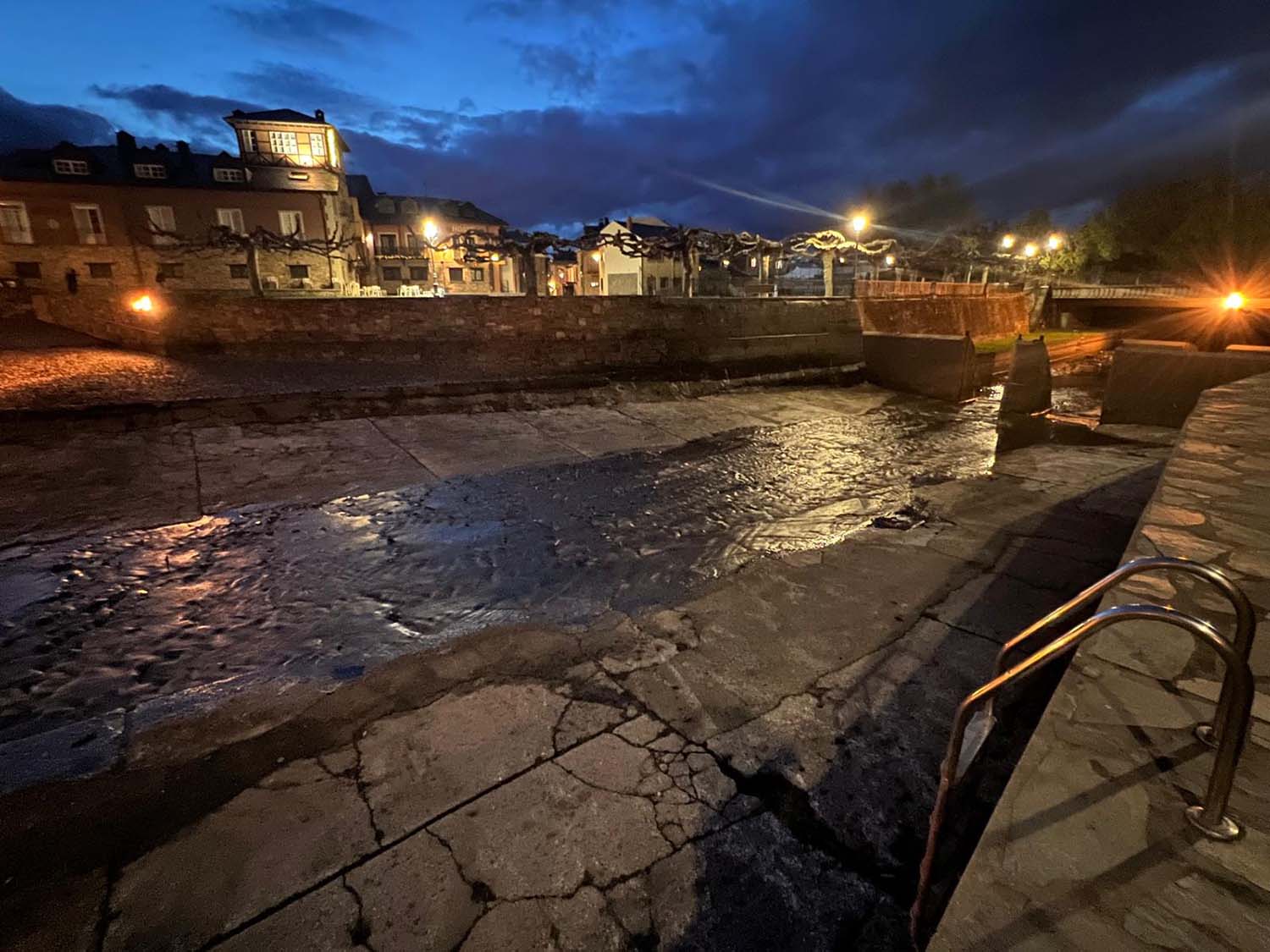 Río Meruelo a su paso por Molinaseca tras los trabajos realizados Río Meruelo a su paso por Molinaseca tras los trabajos realizados