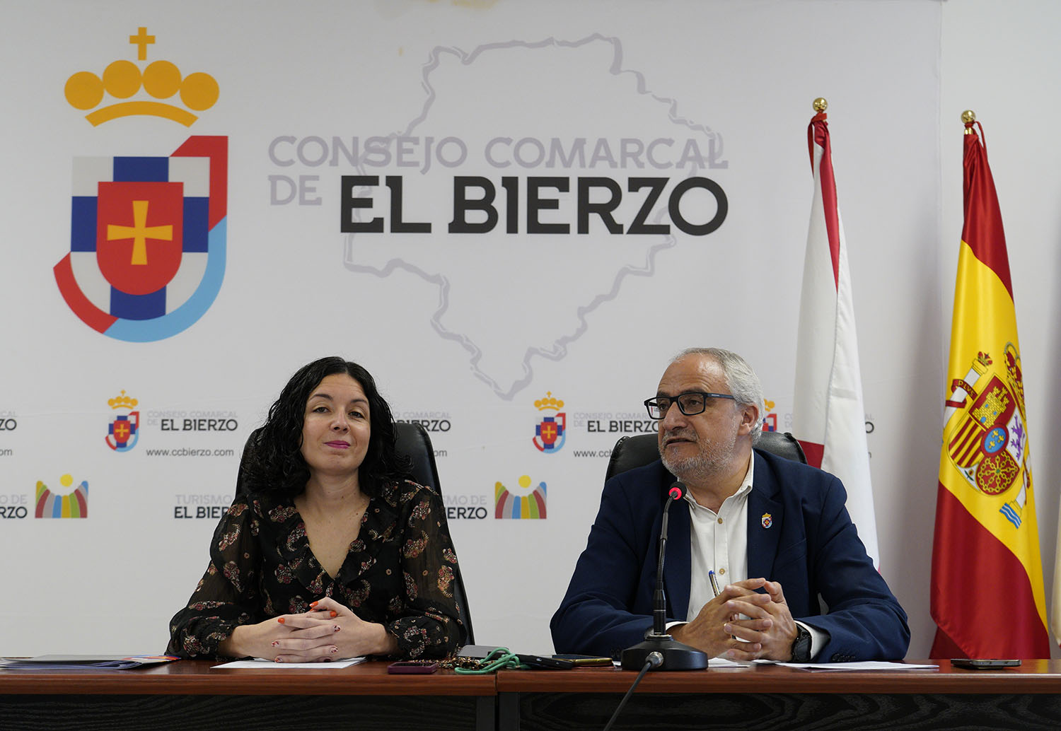 César Sánchez / ICAL . El presidente del Consejo Comarcal del Bierzo, Olegario Ramón, junto a la consejera comarcal de Formación, Empleo y Agenda 2030, Laura Fernández, durante la presentación del proyecto 'Bierzo. Territorio Azul' César Sánchez / ICAL . El presidente del Consejo Comarcal del Bierzo, Olegario Ramón, junto a la consejera comarcal de Formación, Empleo y Agenda 2030, Laura Fernández, durante la presentación del proyecto 'Bierzo. Territorio Azul'