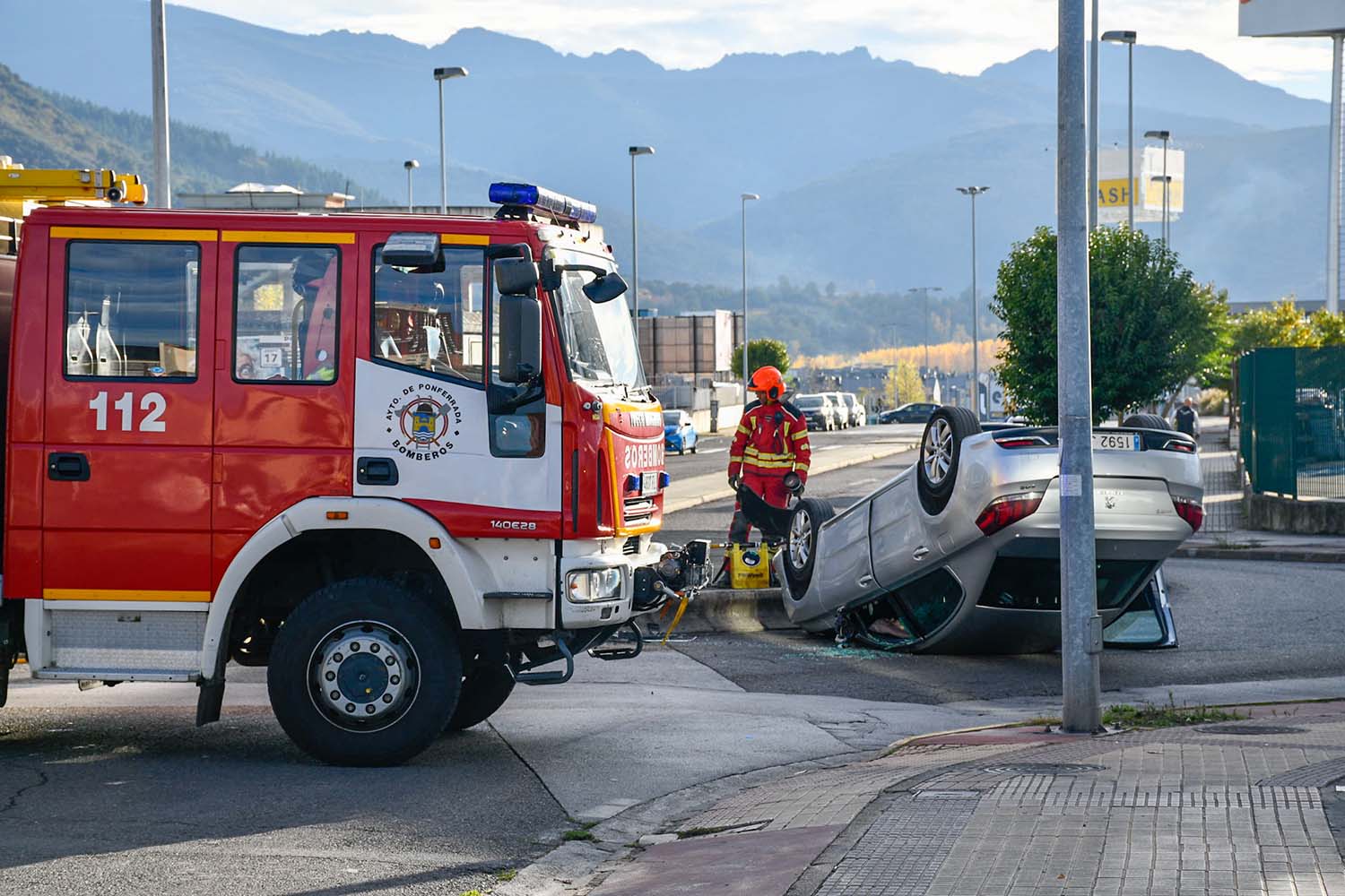 Vuelco en la avenida de Burdeos junto al PIB Vuelco en la avenida de Burdeos junto al PIB