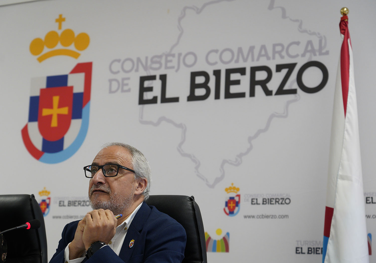 César Sánchez ICAL . El presidente del Consejo Comarcal del Bierzo, Olegario Ramón, durante la presentación del proyecto 'Bierzo. Territorio Azul'
