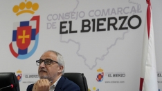 César Sánchez ICAL . El presidente del Consejo Comarcal del Bierzo, Olegario Ramón, durante la presentación del proyecto 'Bierzo. Territorio Azul'