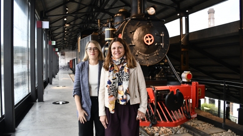 La directora del Instituto para la Transición Justa (ITJ), Judit Carreras (I), y la directora general de CIUDEN, Yasodhara López (D)