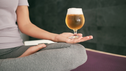 Yoga Beer | imagen adquirida en istock | Autor: Addictive Stock 