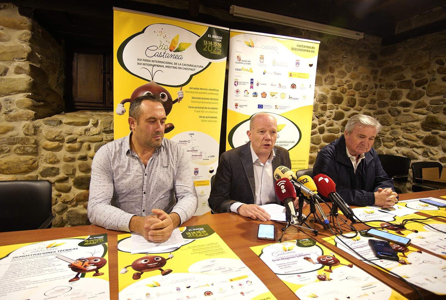 César Sánchez / ICAL . El director de la Mesa del Castaño, Pablo Linares (C), junto a los alcaldes de Carracedelo y Corullón (León), Raúl Valcarce (D) y Luis Alberto Arias(I), durante la presentación de Biocastanea 2025 César Sánchez / ICAL . El director de la Mesa del Castaño, Pablo Linares (C), junto a los alcaldes de Carracedelo y Corullón (León), Raúl Valcarce (D) y Luis Alberto Arias(I), durante la presentación de Biocastanea 2025