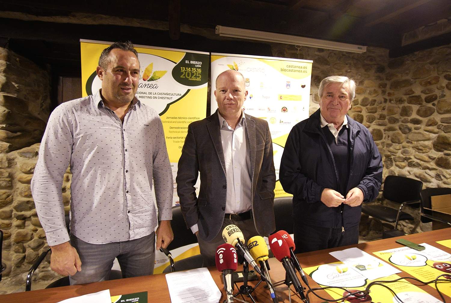 César Sánchez / ICAL. El director de la Mesa del Castaño, Pablo Linares (C), junto a los alcaldes de Carracedelo y Corullón (León), Raúl Valcarce (D) y Luis Alberto Arias(I), durante la presentación de Biocastanea 2025 César Sánchez / ICAL. El director de la Mesa del Castaño, Pablo Linares (C), junto a los alcaldes de Carracedelo y Corullón (León), Raúl Valcarce (D) y Luis Alberto Arias(I), durante la presentación de Biocastanea 2025