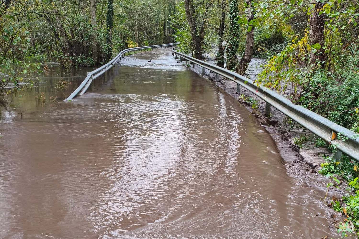 Desbordamiento del río Meruelo en la carretera de Onamio. Cedidas por 'Poblado de Onamio'